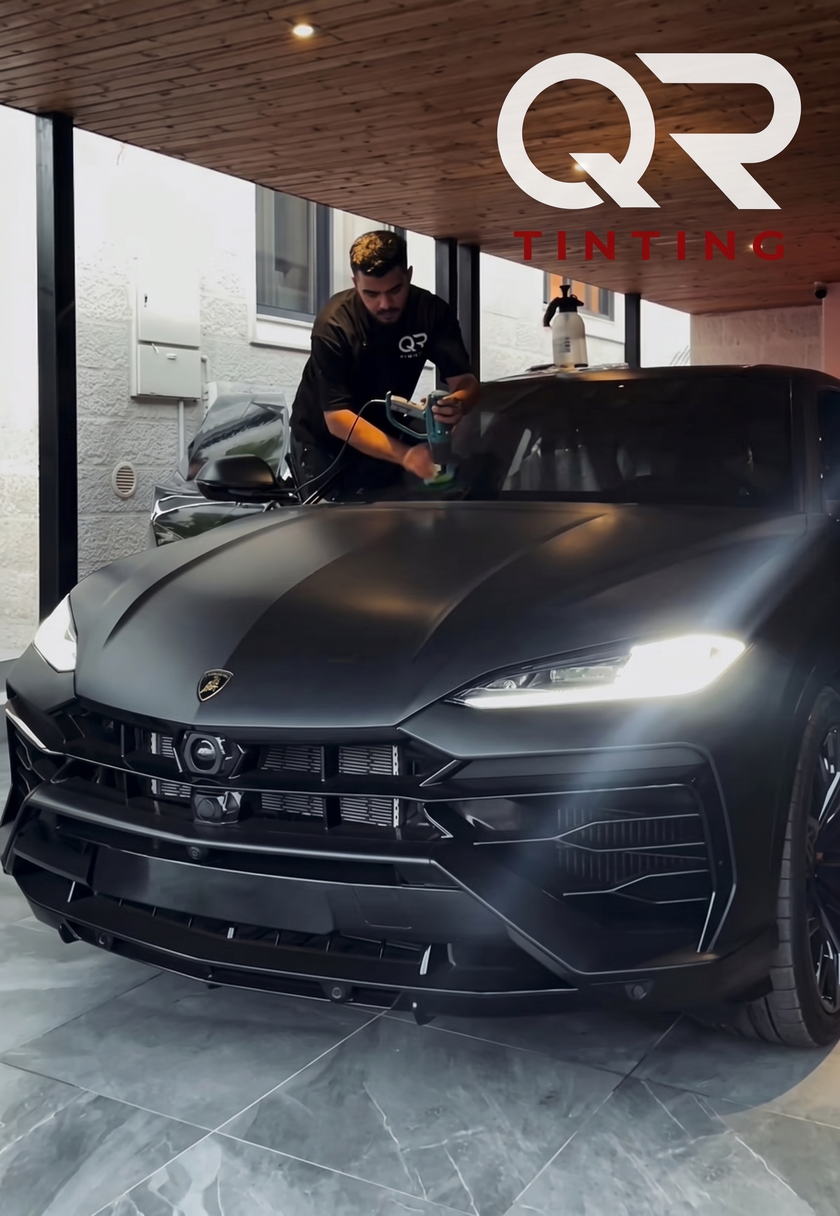 سيارة لامبورغيني سوداء من أعمال QR Tinting